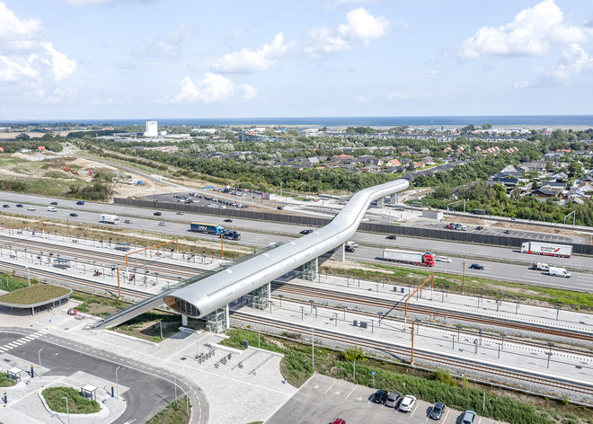 Fussgängerbrücke mit Aussicht: Køge Nord Station von Cobe und Dissing+Weitling