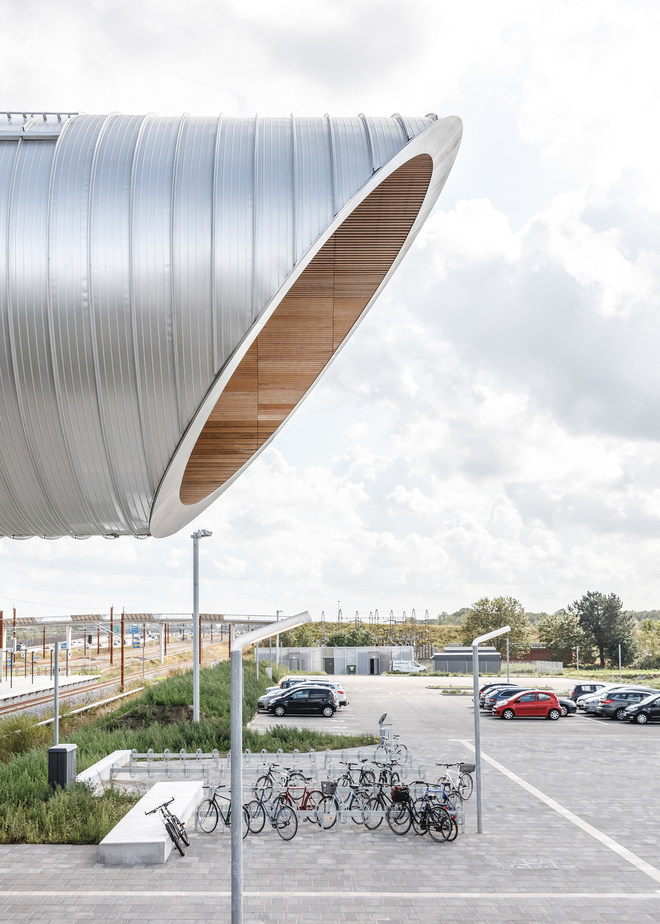 Fussgängerbrücke mit Aussicht: Køge Nord Station von Cobe und Dissing+Weitling