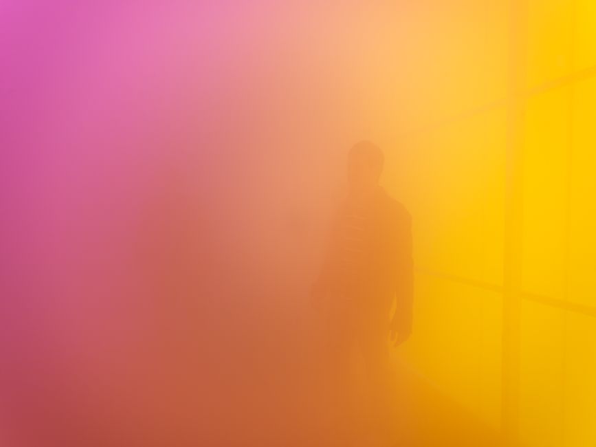 Nachdenken über Nebel und andere Phänomene: HOT PINK TURQUOISE - Ann Veronica Janssens im Louisiana Museum of Modern Art