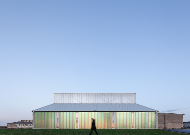 Landwirtschaft trifft auf Poesie: White Shed - eine Werkstatthalle in Opatov von Atelier 111 Architekti