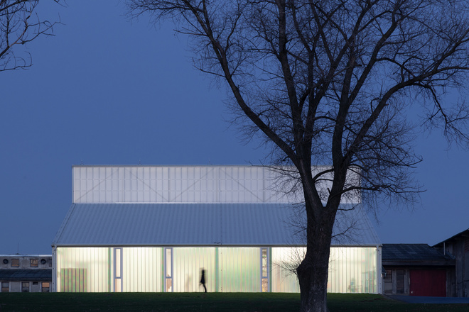 Landwirtschaft trifft auf Poesie: White Shed - eine Werkstatthalle in Opatov von Atelier 111 Architekti