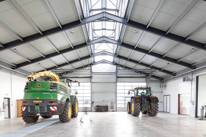 Landwirtschaft trifft auf Poesie: White Shed - eine Werkstatthalle in Opatov von Atelier 111 Architekti