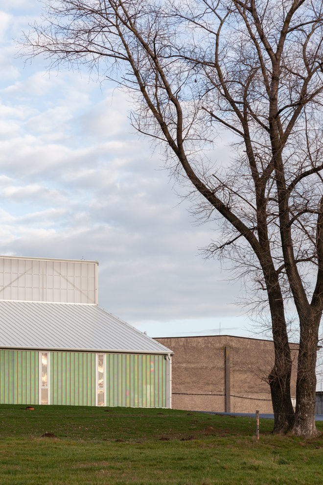 Landwirtschaft trifft auf Poesie: White Shed - eine Werkstatthalle in Opatov von Atelier 111 Architekti