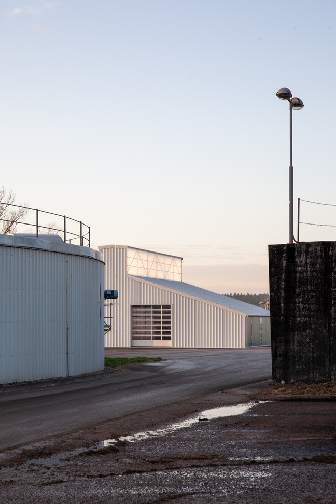 Landwirtschaft trifft auf Poesie: White Shed - eine Werkstatthalle in Opatov von Atelier 111 Architekti