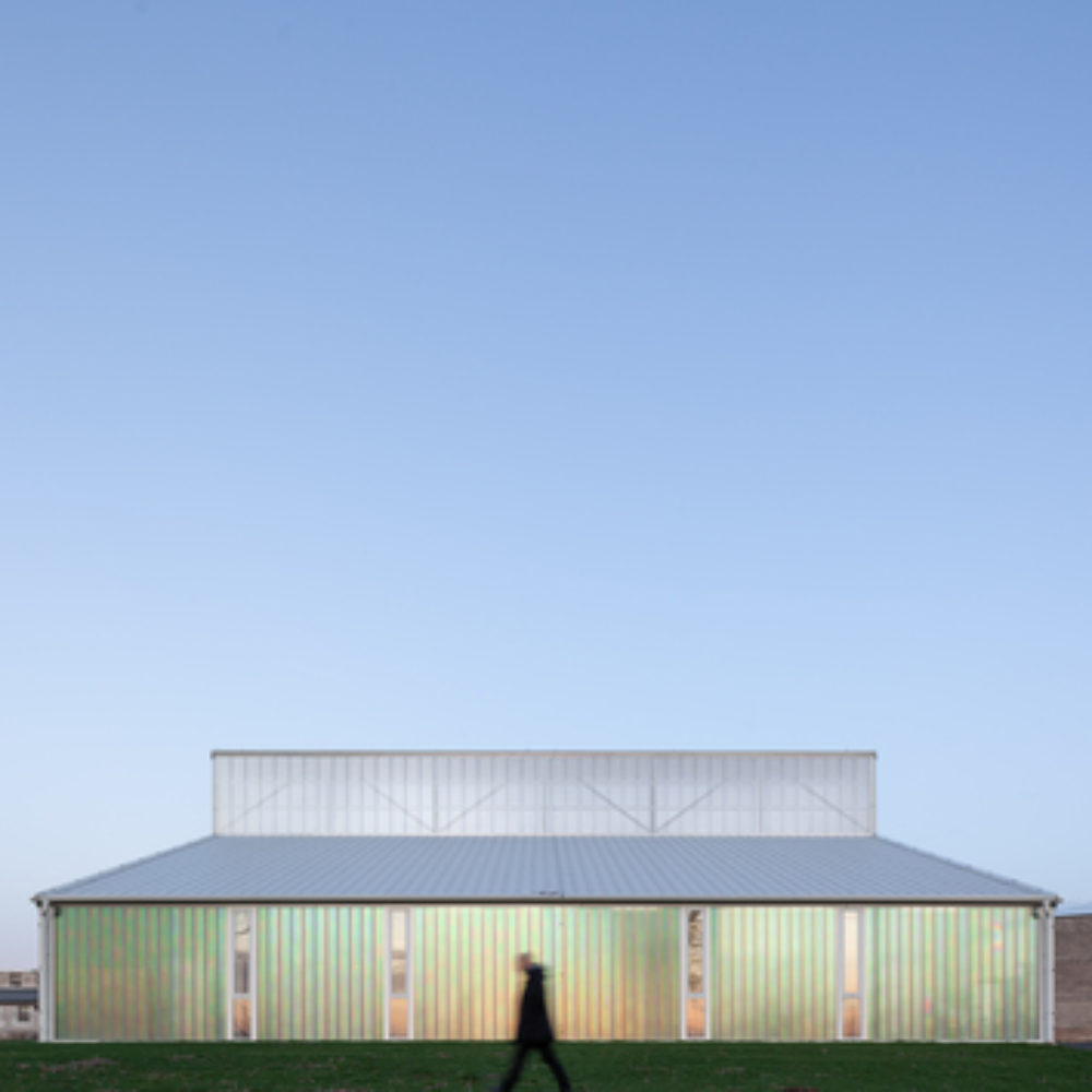 Landwirtschaft trifft auf Poesie: White Shed – eine Werkstatthalle in Opatov von Atelier 111 Architekti