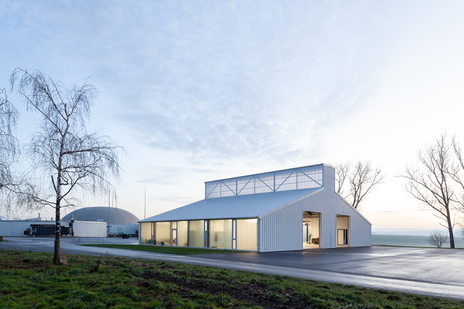 Landwirtschaft trifft auf Poesie: White Shed - eine Werkstatthalle in Opatov von Atelier 111 Architekti