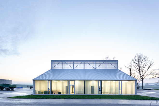 Landwirtschaft trifft auf Poesie: White Shed - eine Werkstatthalle in Opatov von Atelier 111 Architekti