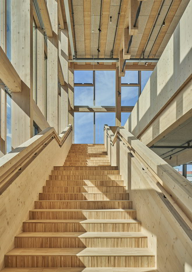 Holztreppe eines Kulturzentrums in Schweden von White Arkitekter