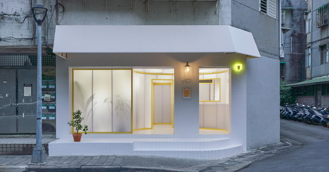 Cafe von Phoebe Says Wow Architects in Taipeh, Aufnahme in der Daemmerung