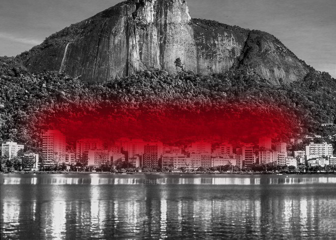 Lygia Pape, Projekt Manto-Tupinamba von1996, ein Schwarzweiss-Photo von Rio de Janeiro mit großer roter Rauchschwade ueber der Stadt