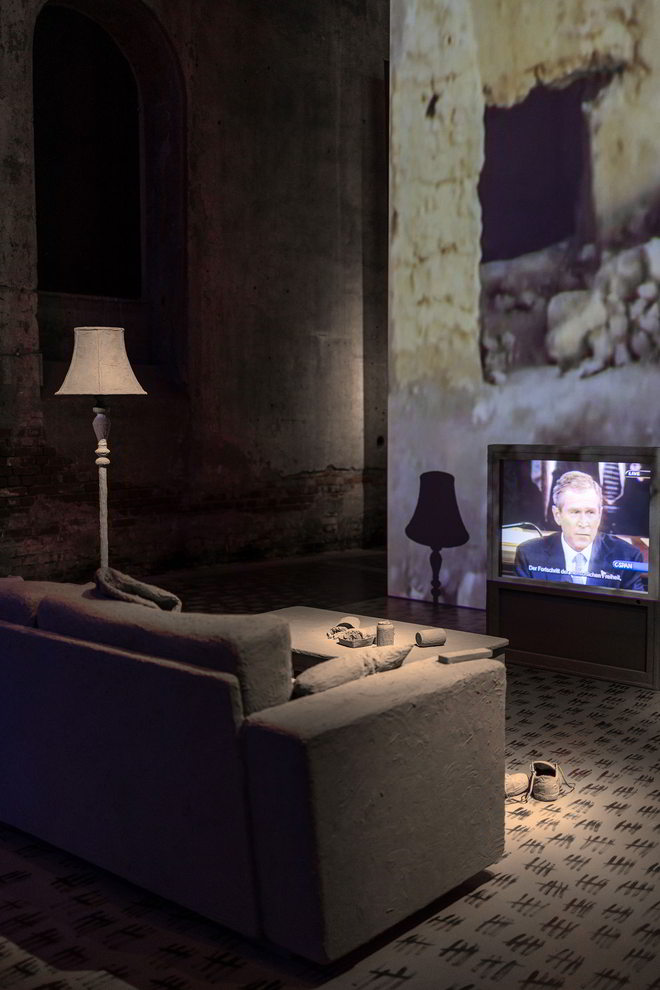 Ausstellung von Yadegar Asisi mit Wohnzimmer und Fernseher