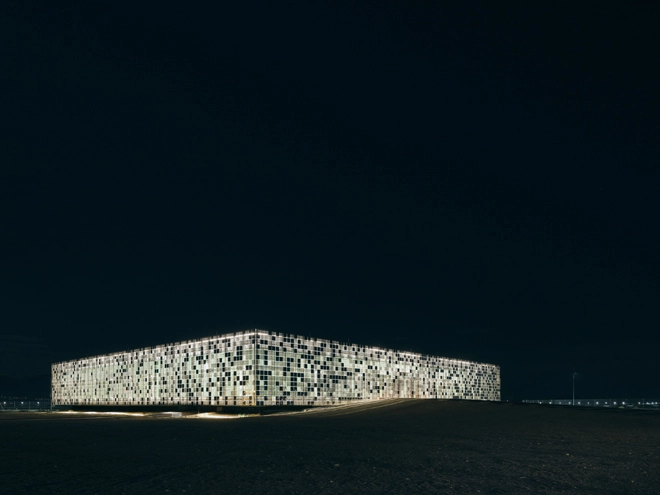 Zentrarlgebäude von Kalyon Karapinar bei Nacht mit leuchtender Fassade